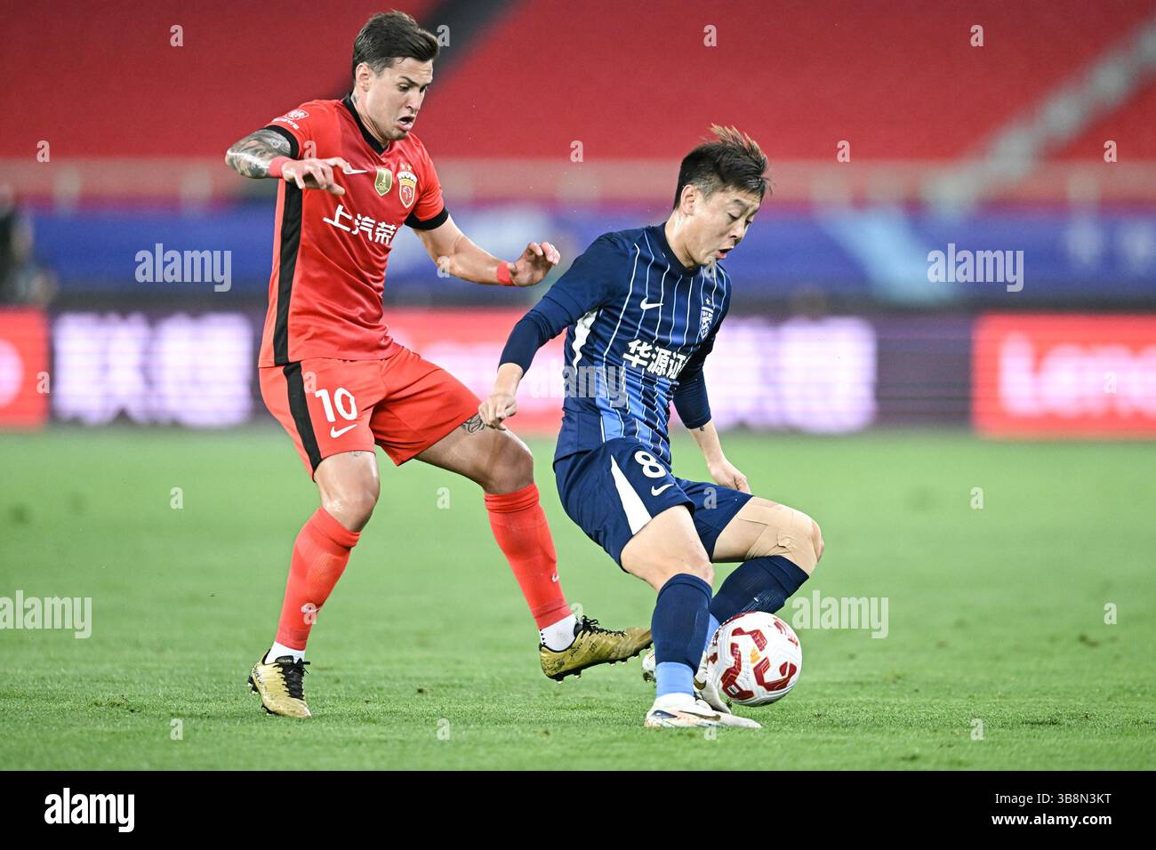 Shanghai Port Football Club defeated Wuhan Three Towns Football Club ...
