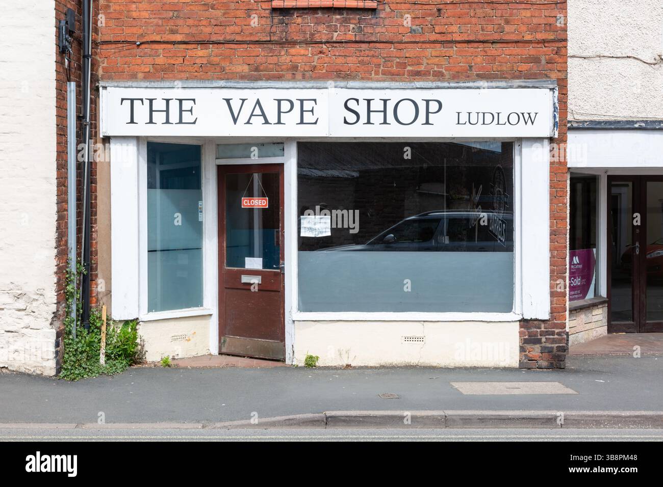 Empty closed vape shop, UK 2025 Stock Photo
