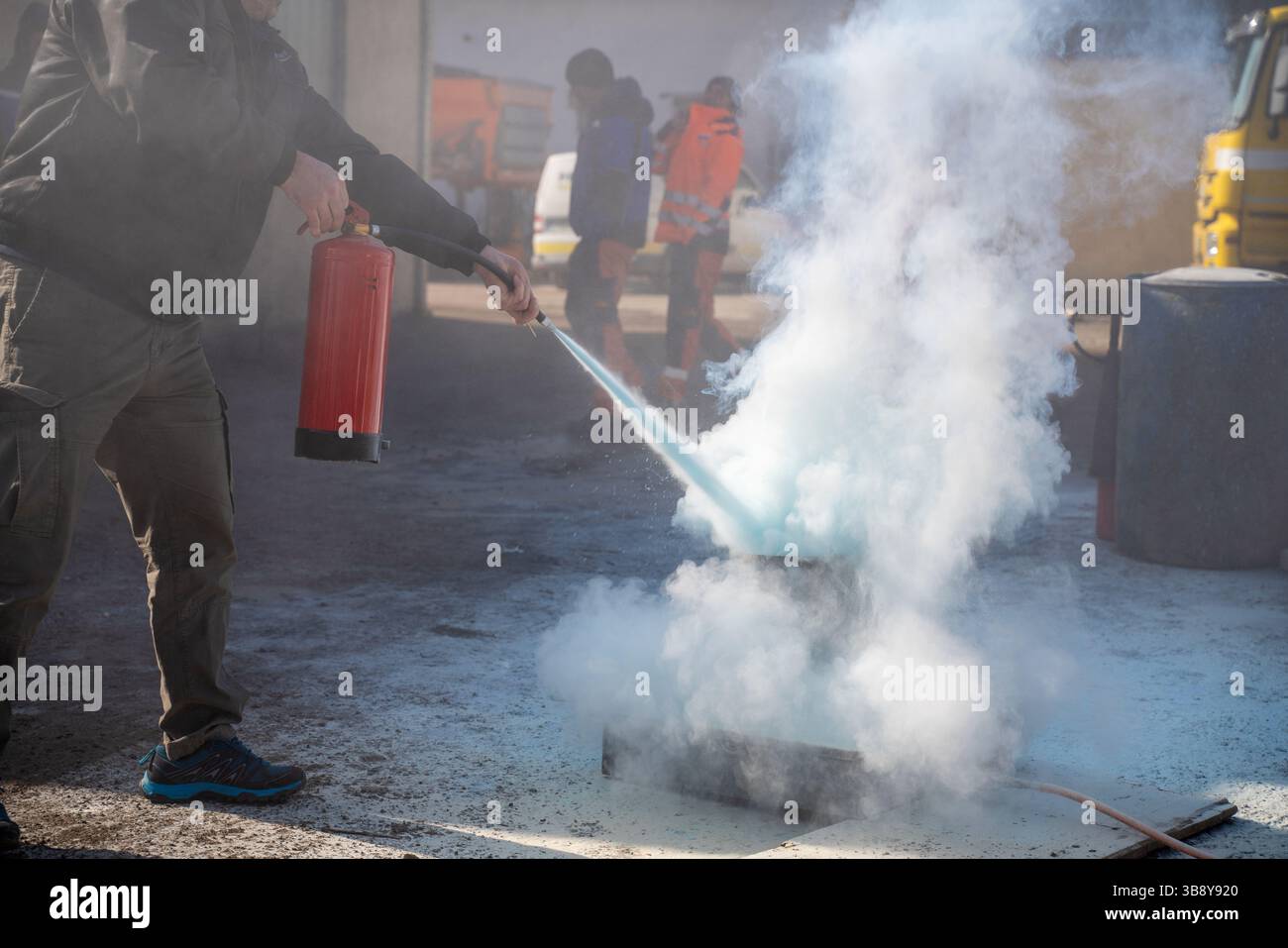 Construction Worker Fire Drill, Fire Extinguisher Training, Safety ...