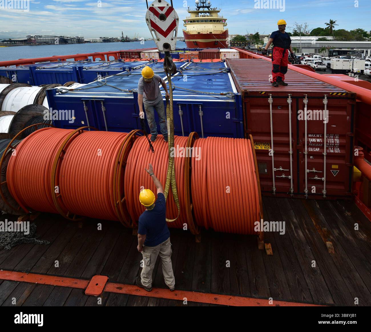 Overhead crane unload hi-res stock photography and images - Alamy