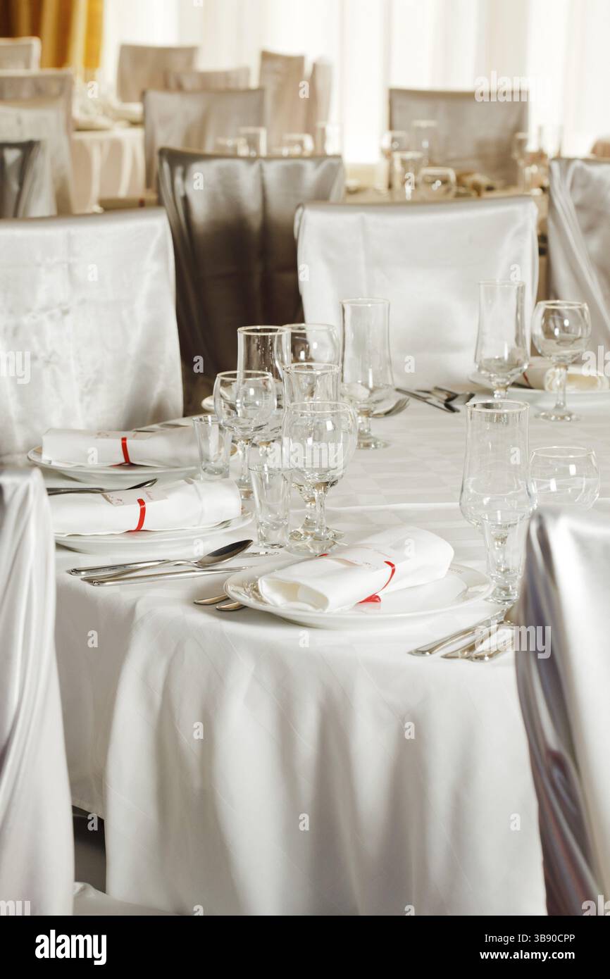 White beautiful table set for a wedding dinner Stock Photo - Alamy