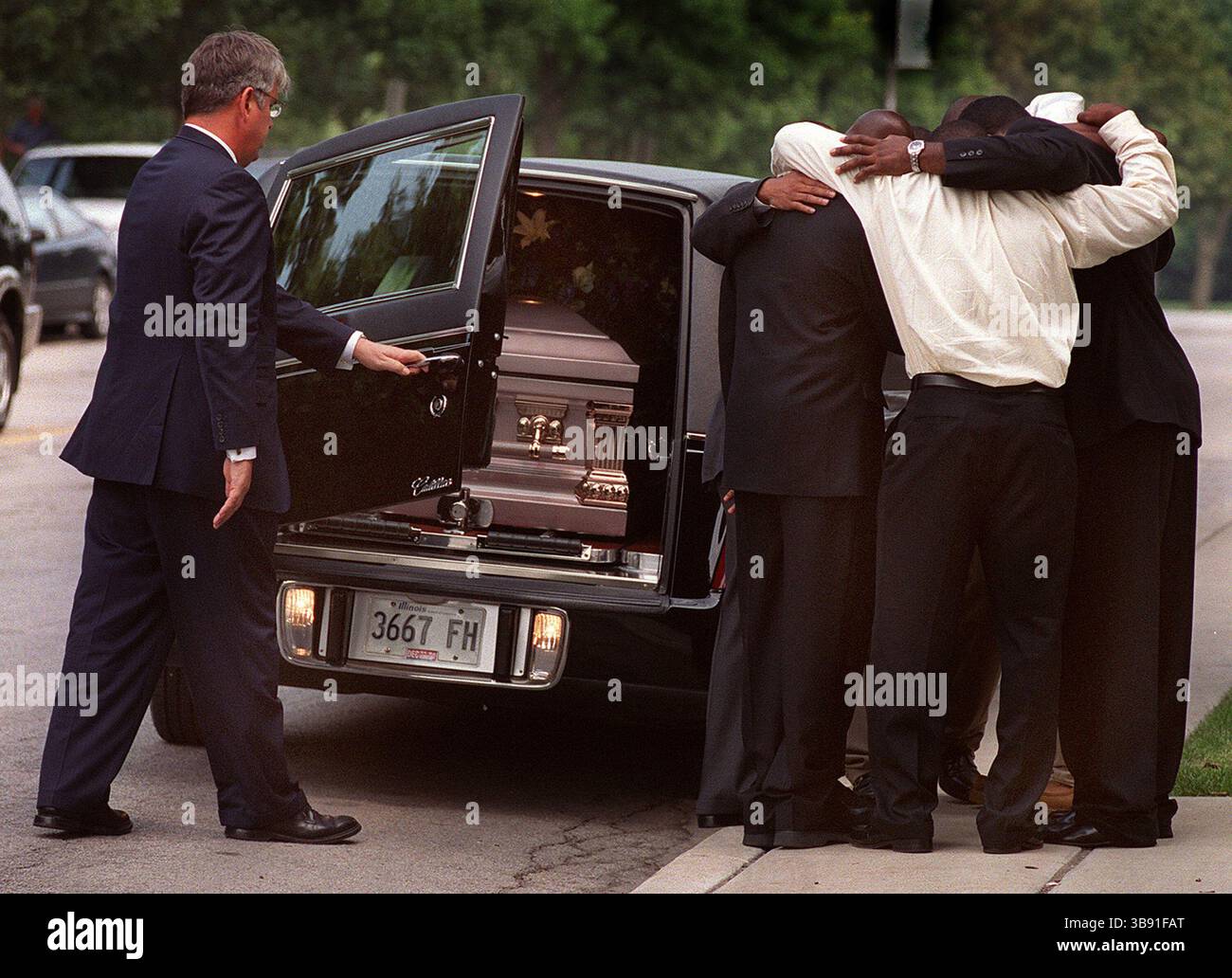 August 3, 2023, Evanston: Members of the Northwestern University football team hug after placing the casket for teammate Rashidi Wheeler into a hearse following a memorial service in 2001. (Credit Image: © Heather Stone/Chicago Tribune via ZUMA Press Wire) Stock Photo