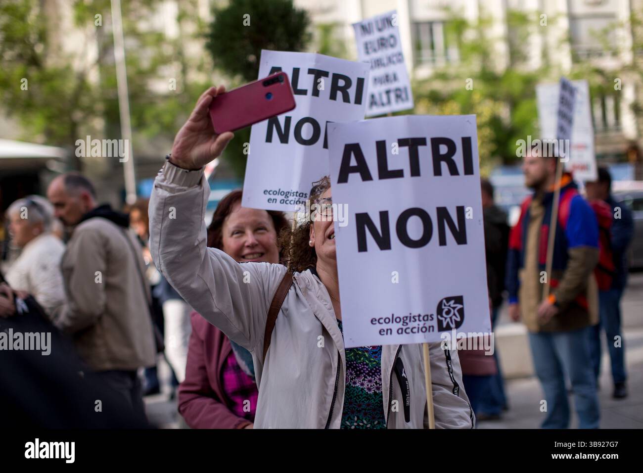 Demonstration Only Madrid, Madrid, Spain. 8th May, 2025. A woman holds a sign reading ...