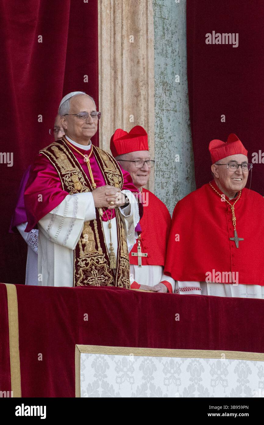 Vatican City, Vatican City. 09th May, 2025. **NO LIBRI** Newly elected Pope Leo XIV, Leone 14 esimo, Robert Francis Prevost appears on St. Peter's Basilica balcony just after the Conclave vote, Vatican City 08 MAY 2025 Credit: Independent Photo Agency/Alamy Live News Stock Photo