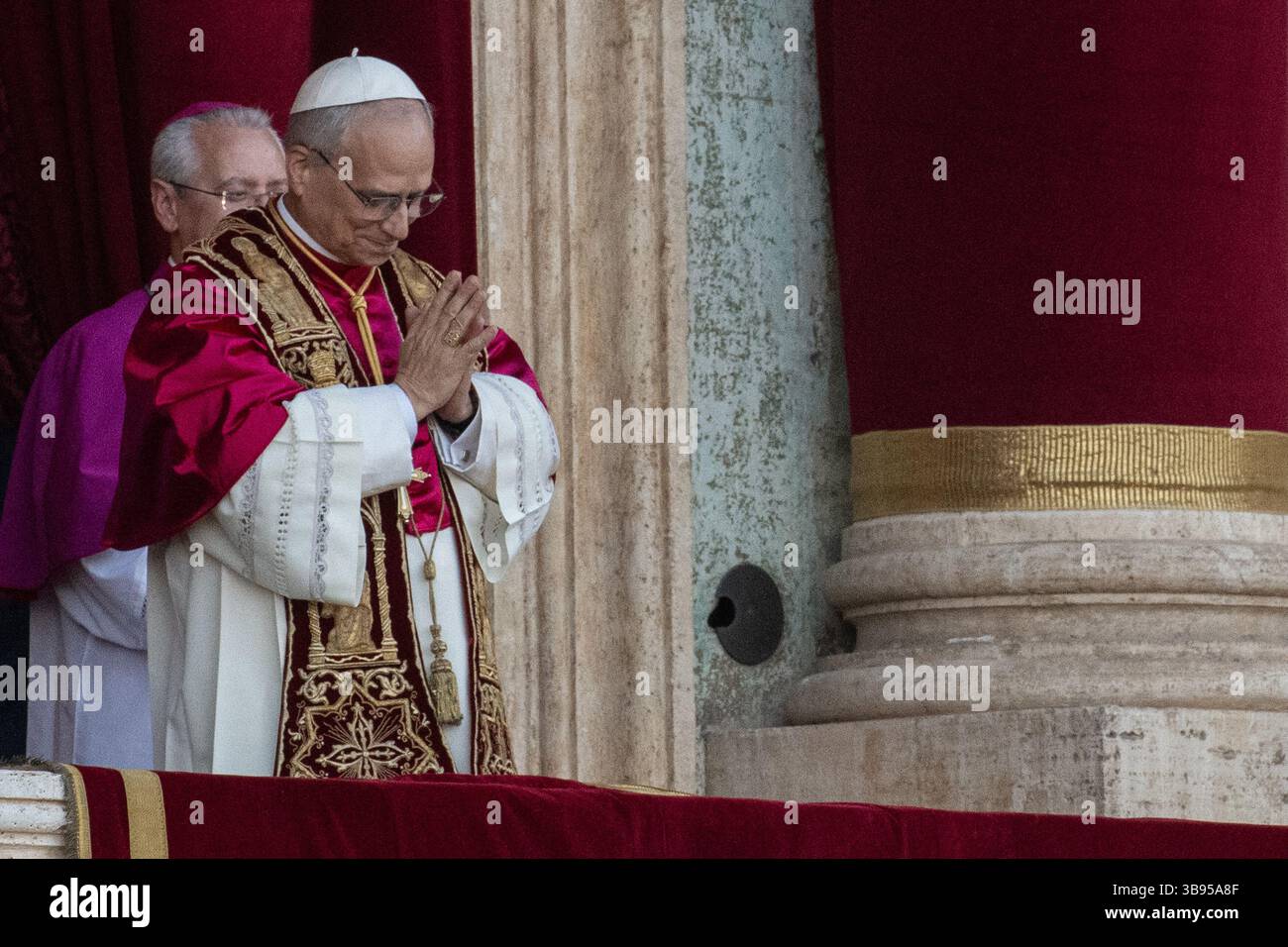 Vatican City, Vatican City. 09th May, 2025. **NO LIBRI** Newly elected Pope Leo XIV, Leone 14 esimo, Robert Francis Prevost appears on St. Peter's Basilica balcony just after the Conclave vote, Vatican City 08 MAY 2025 Credit: Independent Photo Agency/Alamy Live News Stock Photo