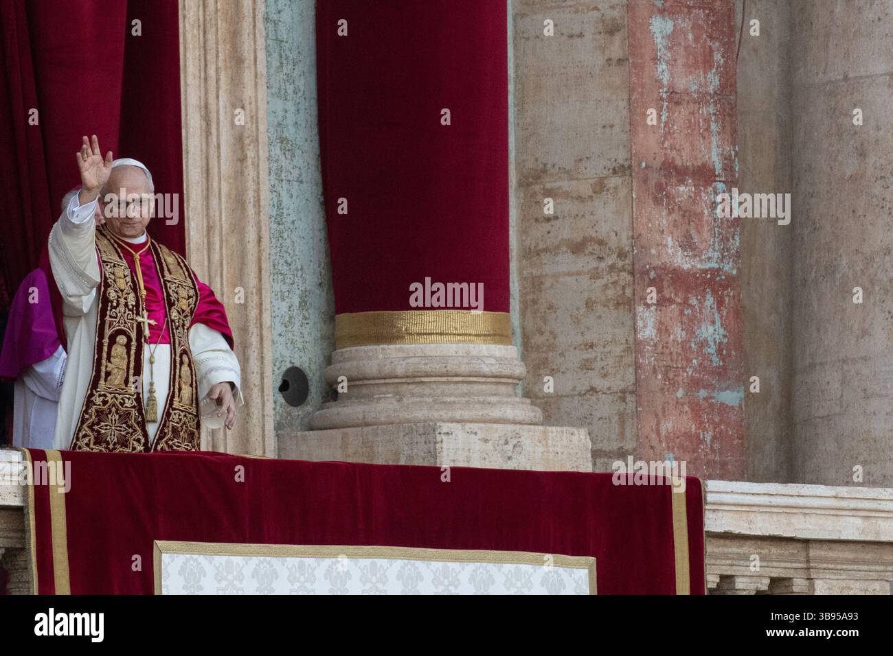 Vatican City, Vatican City. 09th May, 2025. **NO LIBRI** Newly elected Pope Leo XIV, Leone 14 esimo, Robert Francis Prevost appears on St. Peter's Basilica balcony just after the Conclave vote, Vatican City 08 MAY 2025 Credit: Independent Photo Agency/Alamy Live News Stock Photo
