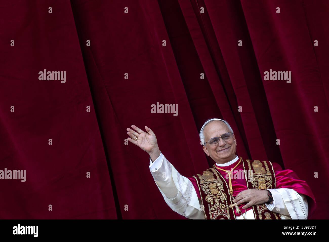 Vatican City, Vatican, 08 May 2025. The newly elected Pope Leo XIV, american cardinal Robert Francis Prevost, appears for the first time from St. Peter's Basilica Central Loggia, at the Vatican, after the conclave. Maria Grazia Picciarella/Alamy Live News Stock Photo