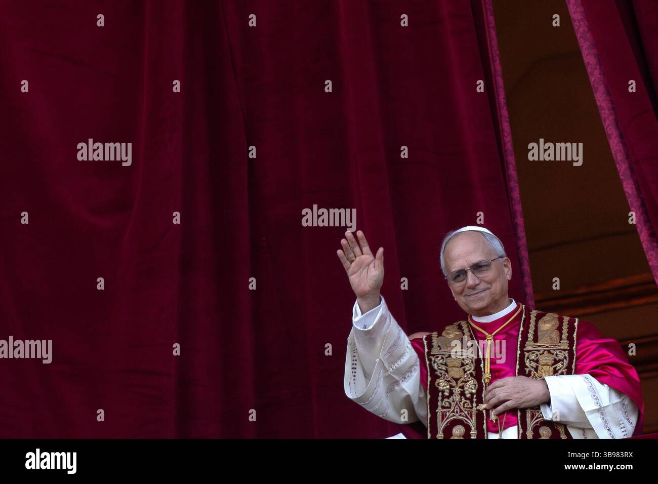 Vatican City, Vatican, 08 May 2025. The newly elected Pope Leo XIV, american cardinal Robert Francis Prevost, appears for the first time from St. Peter's Basilica Central Loggia, at the Vatican, after the conclave. Maria Grazia Picciarella/Alamy Live News Stock Photo