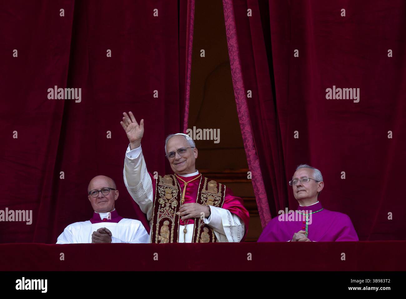 Vatican City, Vatican, 08 May 2025. The newly elected Pope Leo XIV, american cardinal Robert Francis Prevost, appears for the first time from St. Peter's Basilica Central Loggia, at the Vatican, after the conclave. Maria Grazia Picciarella/Alamy Live News Stock Photo