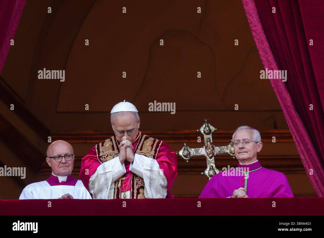 Vatican, Vatican. 08th May, 2025. The newly elected Pope Leo XIV, american cardinal Robert Francis Prevost, appears for the first time from St. Peter's Basilica Central Loggia after the conclave. (Photo by Maria Grazia Picciarella/SOPA Images/Sipa USA) Credit: Sipa USA/Alamy Live News Stock Photo