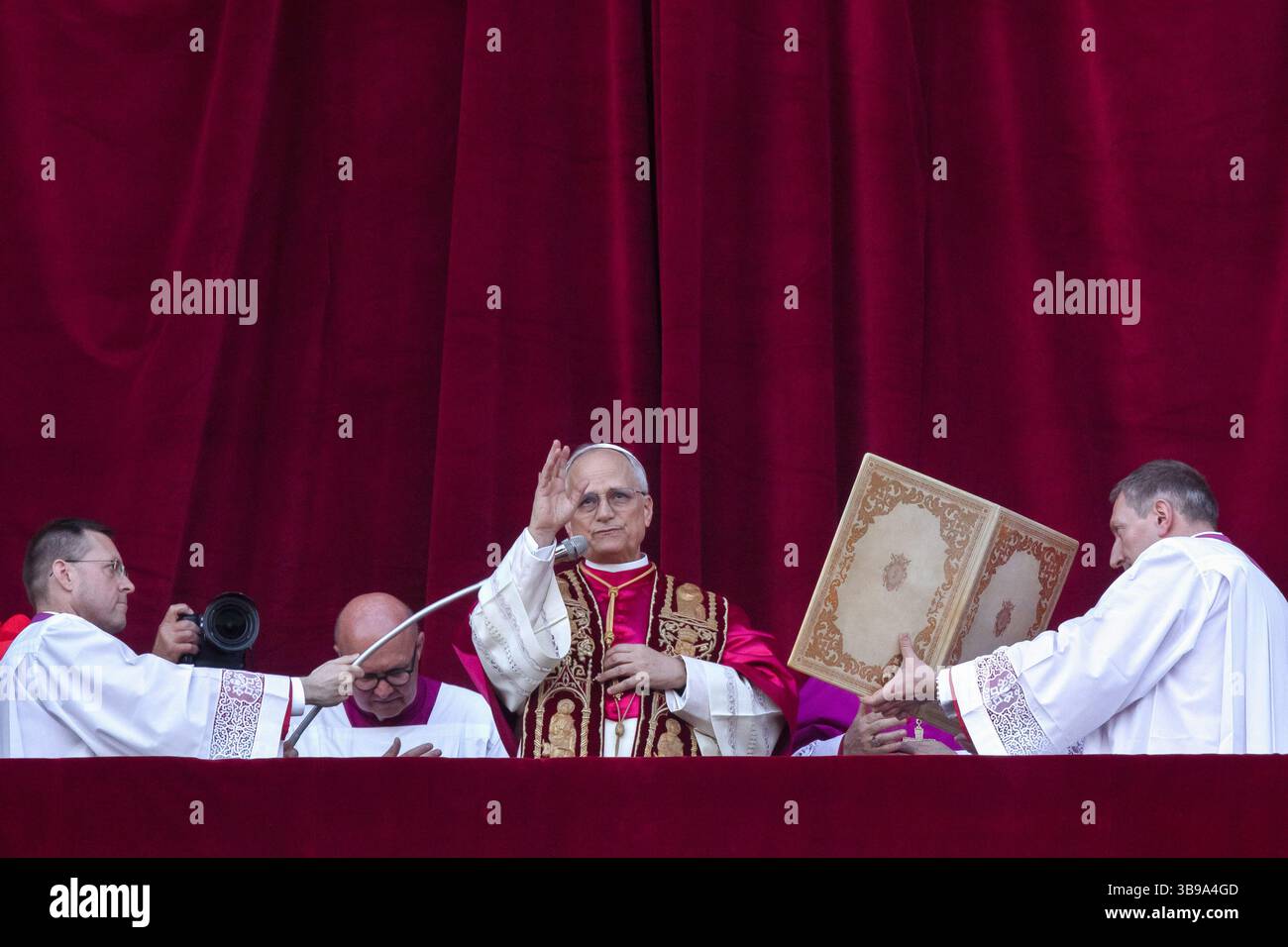 Vatican, Vatican. 08th May, 2025. The newly elected Pope Leo XIV, american cardinal Robert Francis Prevost, appears for the first time from St. Peter's Basilica Central Loggia after the conclave. (Photo by Maria Grazia Picciarella/SOPA Images/Sipa USA) Credit: Sipa USA/Alamy Live News Stock Photo