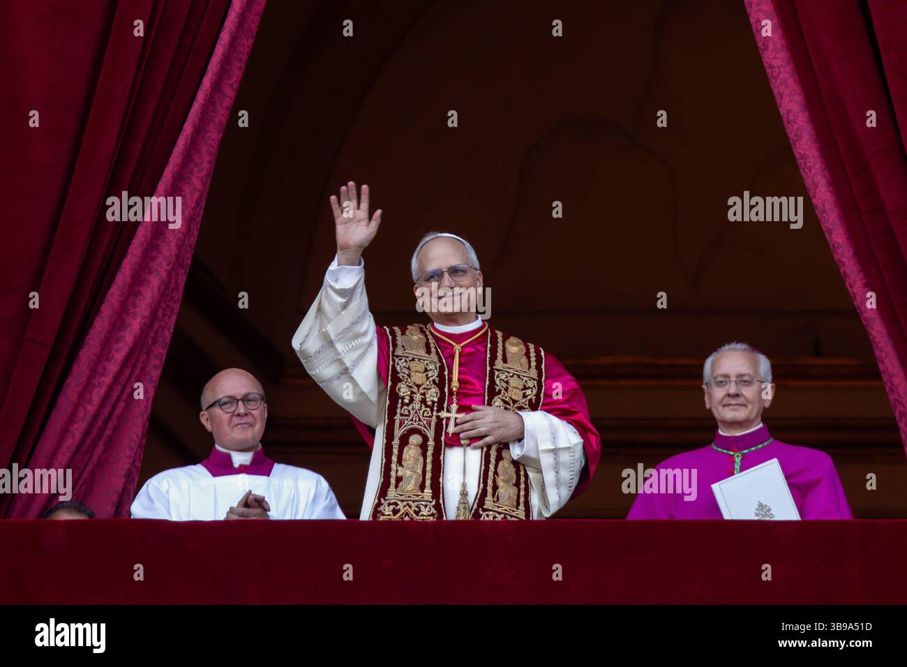 Vatican, Vatican. 08th May, 2025. The newly elected Pope Leo XIV, american cardinal Robert Francis Prevost, appears for the first time from St. Peter's Basilica Central Loggia after the conclave. (Photo by Maria Grazia Picciarella/SOPA Images/Sipa USA) Credit: Sipa USA/Alamy Live News Stock Photo