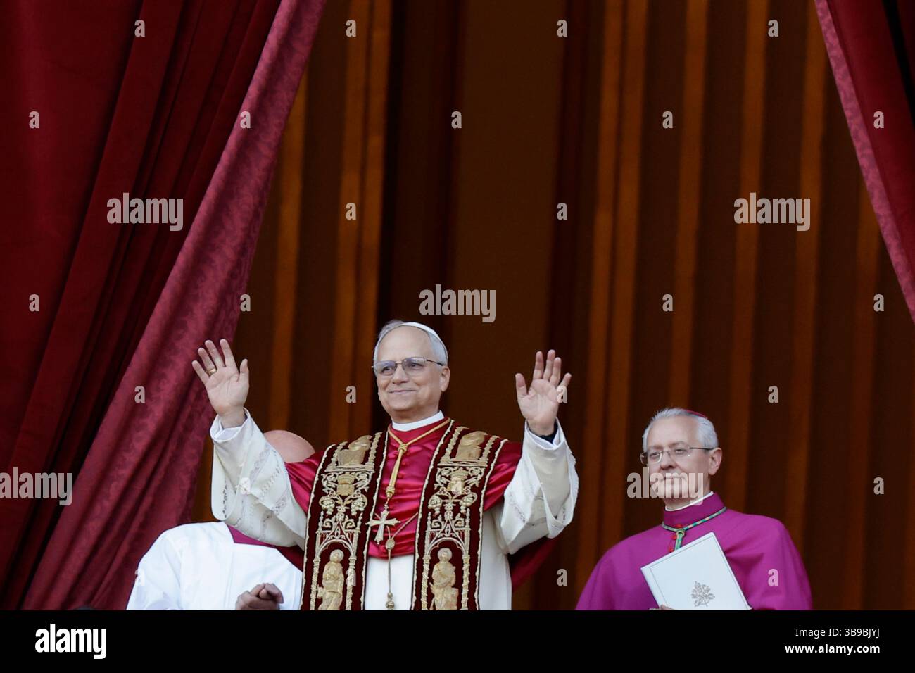 VATICAN POPE VOTE CONCLAVE Vatican City, Vatican - Cardinal Robert Francis Prevost, the newly elected Pope Leone XIV, greets pilgrims and benefactors as he stands on the balcony of St Peter s Basilica after his election in Vatican City, Vatican, May 8, 2025. He became the 267th Pope after 4 number of rounds of voting by 112 cardinal electors.  BPH2925 Copyright: xAntonioxBalascox Stock Photo