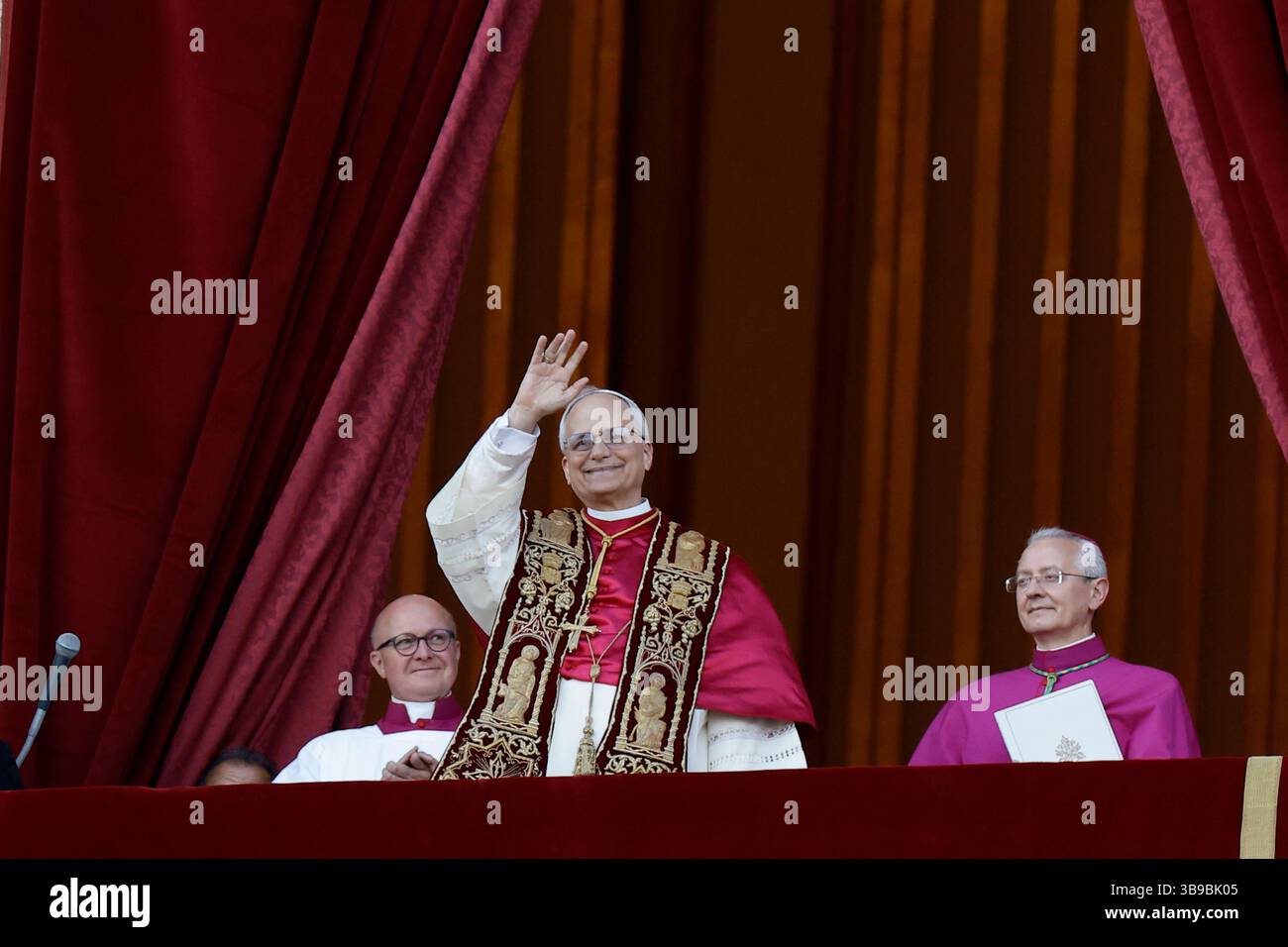 VATICAN POPE VOTE CONCLAVE Vatican City, Vatican - Cardinal Robert Francis Prevost, the newly elected Pope Leone XIV, greets pilgrims and benefactors as he stands on the balcony of St Peter s Basilica after his election in Vatican City, Vatican, May 8, 2025. He became the 267th Pope after 4 number of rounds of voting by 112 cardinal electors.  BPH3036 Copyright: xAntonioxBalascox Stock Photo