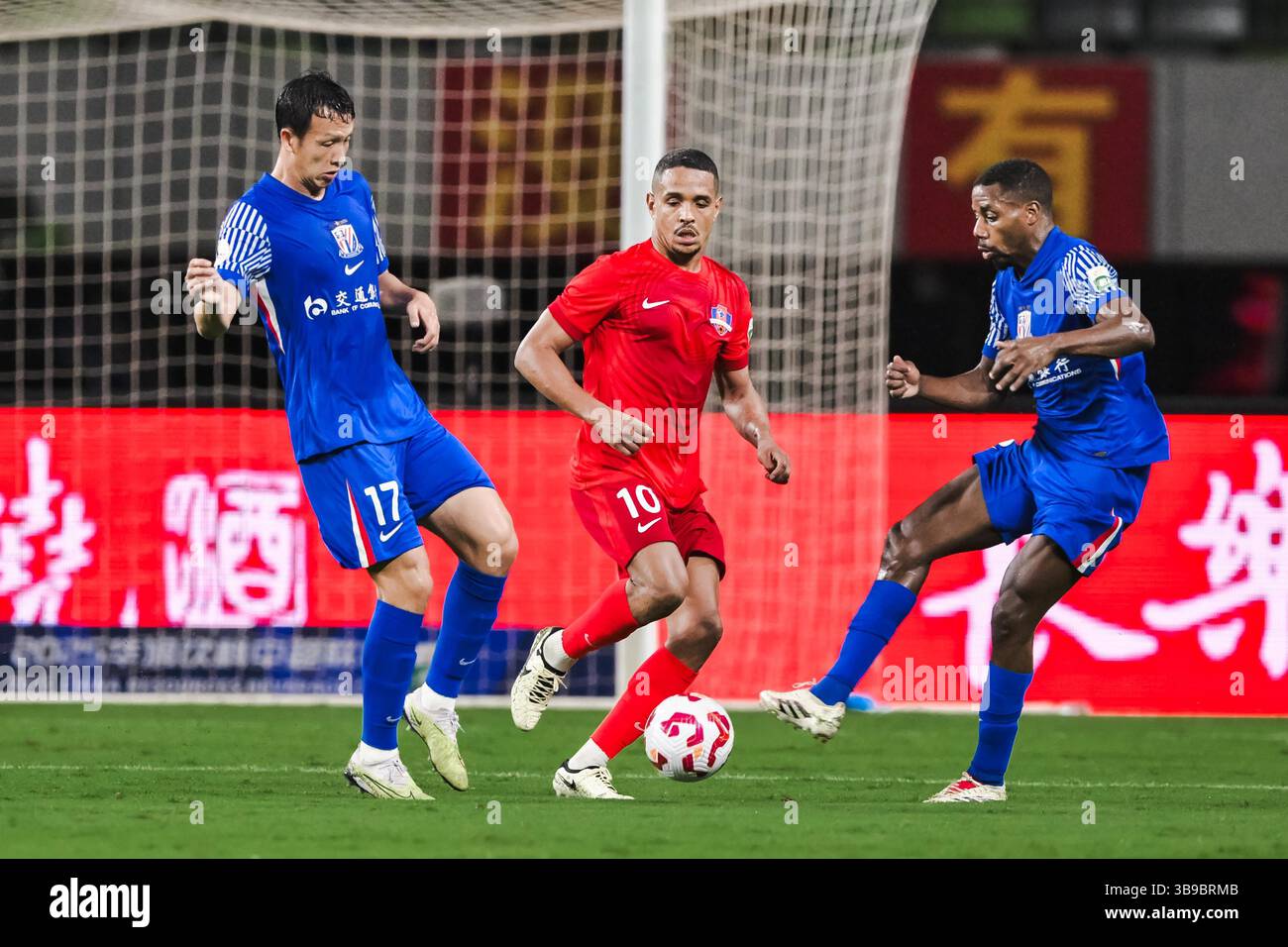 Shanghai Shenhua football Club defeated Meizhou Hakka Football Club ...