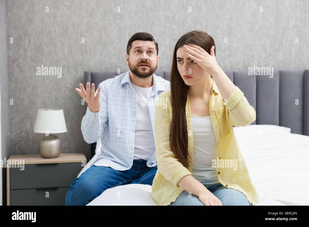 Angry couple arguing on bed at home Stock Photo - Alamy