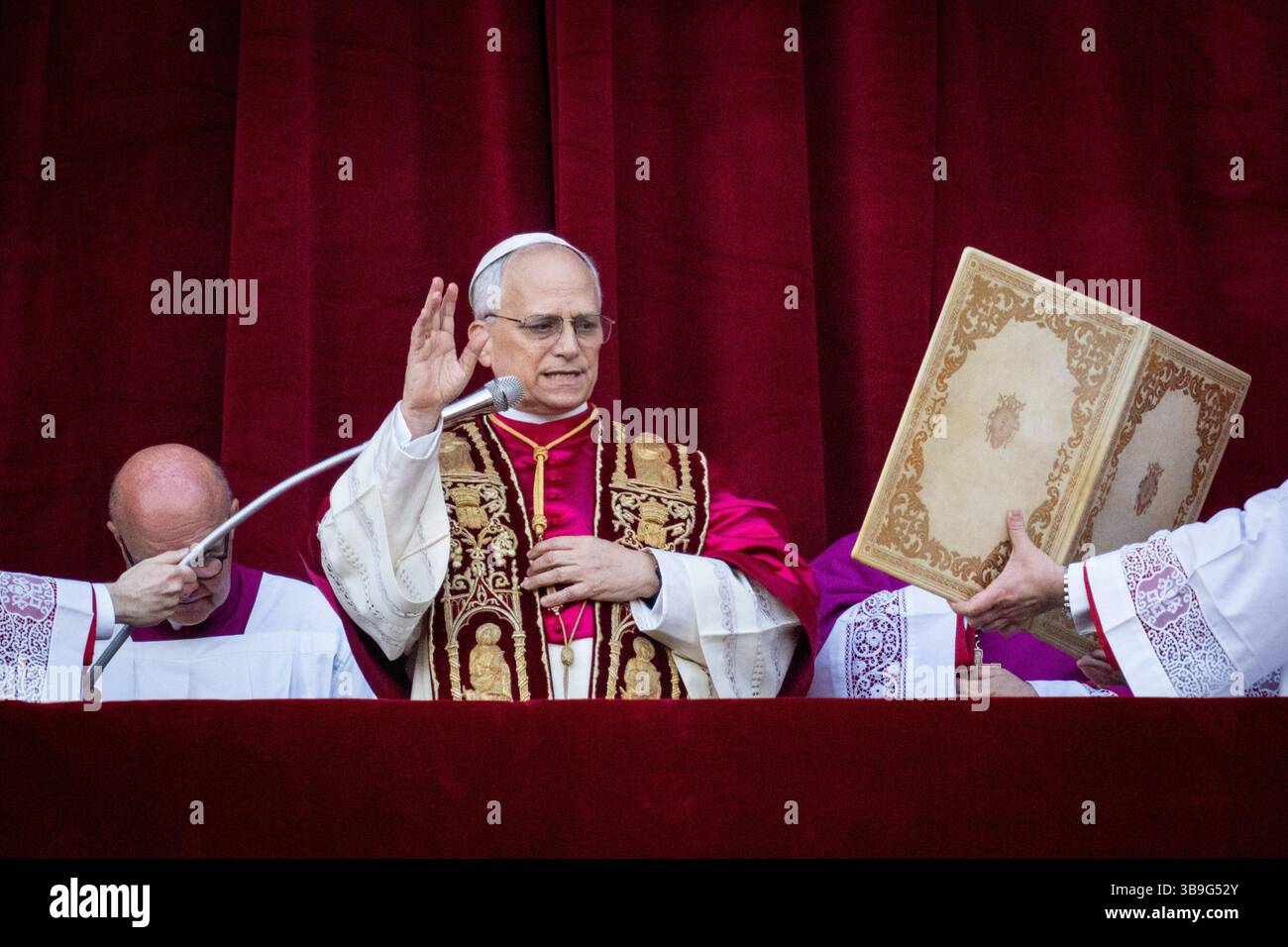 Vatican, Vatican. 8th May, 2025. Newly elected Pope Leo XIV (Robert Francis Prevost) appears on the balcony of St. Peter's Basilica in Vatican City. (Credit Image: © Stefano Costantino/SOPA Images via ZUMA Press Wire) EDITORIAL USAGE ONLY! Not for Commercial USAGE! Stock Photo