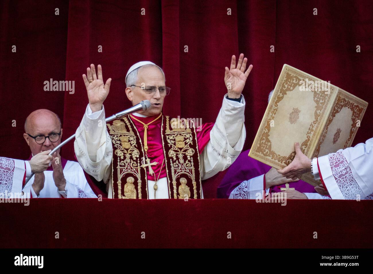 Vatican, Vatican. 8th May, 2025. Newly elected Pope Leo XIV (Robert Francis Prevost) appears on the balcony of St. Peter's Basilica in Vatican City. (Credit Image: © Stefano Costantino/SOPA Images via ZUMA Press Wire) EDITORIAL USAGE ONLY! Not for Commercial USAGE! Stock Photo
