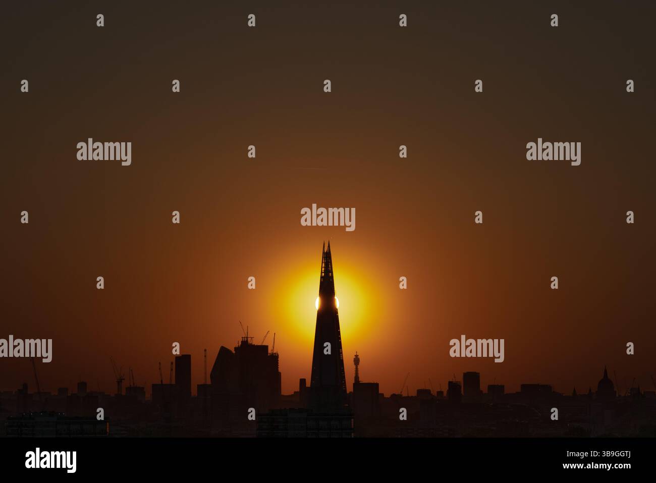 London, UK. 9th May, 2025. UK Weather: Dramatic evening sunset behind The Shard skyscraper as city starts to see a boost in warmer weather ahead. Credit: Guy Corbishley/17�Թ����� Live News Stock Photo