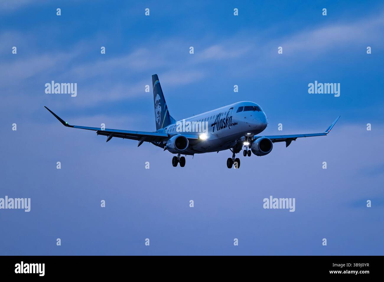 Alaska airlines embraer 175 hi-res stock photography and images