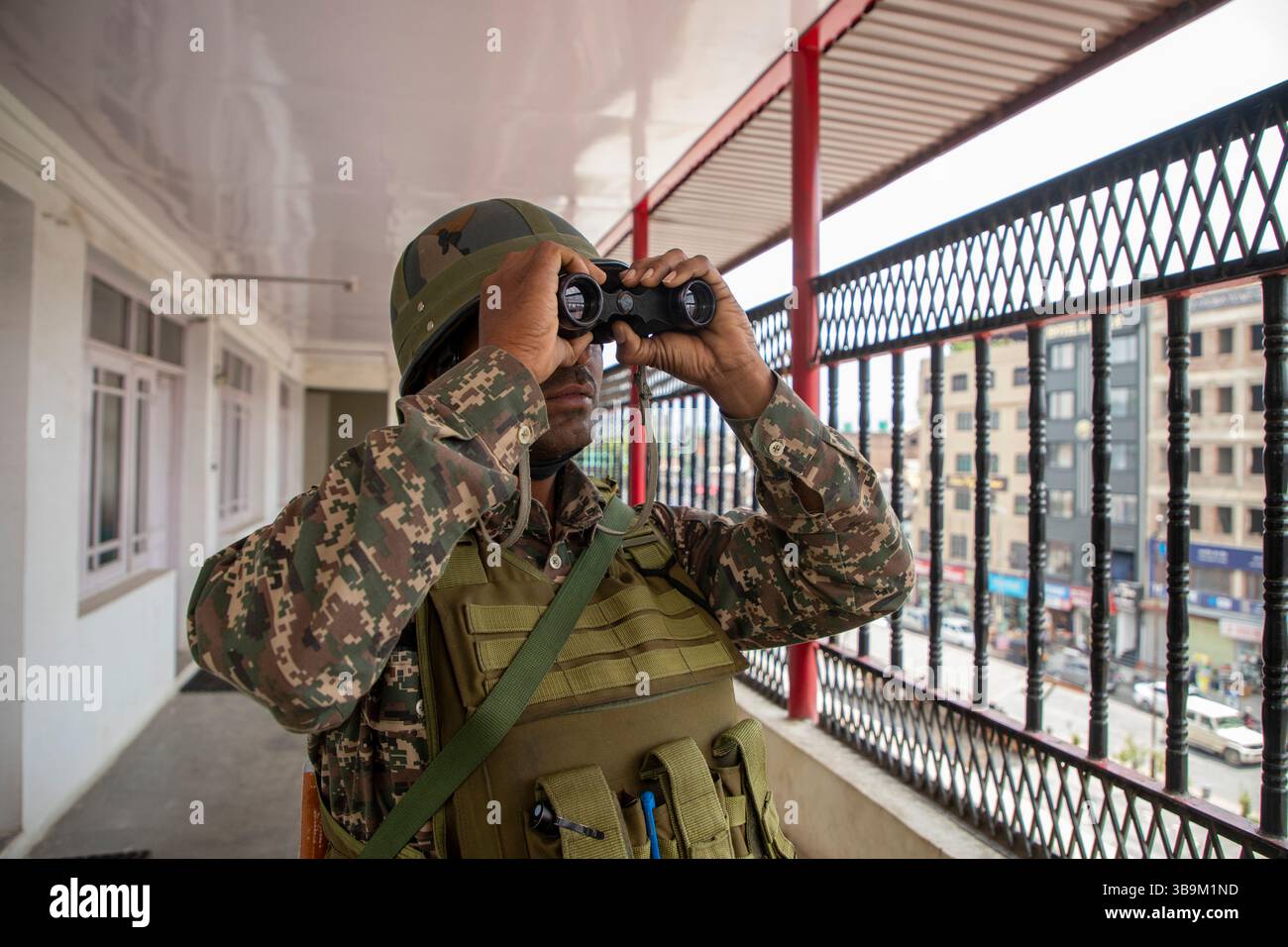 Srinagar, India. 10th May, 2025. Indian paramilitary soldier conducts ...