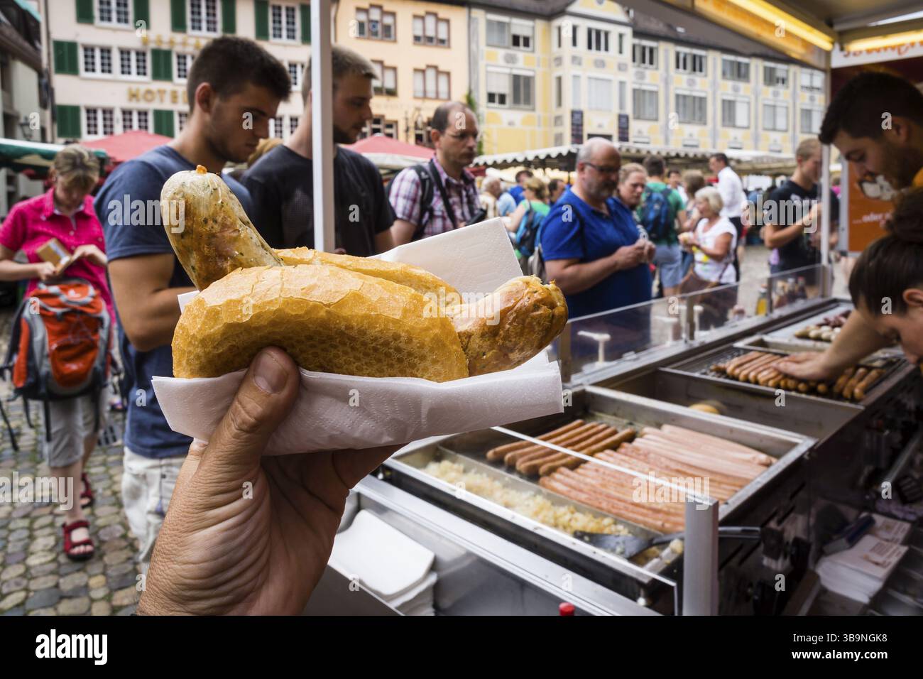 Hot dog, salchicha de franckfurt, mercado al aire libre, Muensterplattz, Friburgo de Brisgovia, Germany, Europe Stock Photo