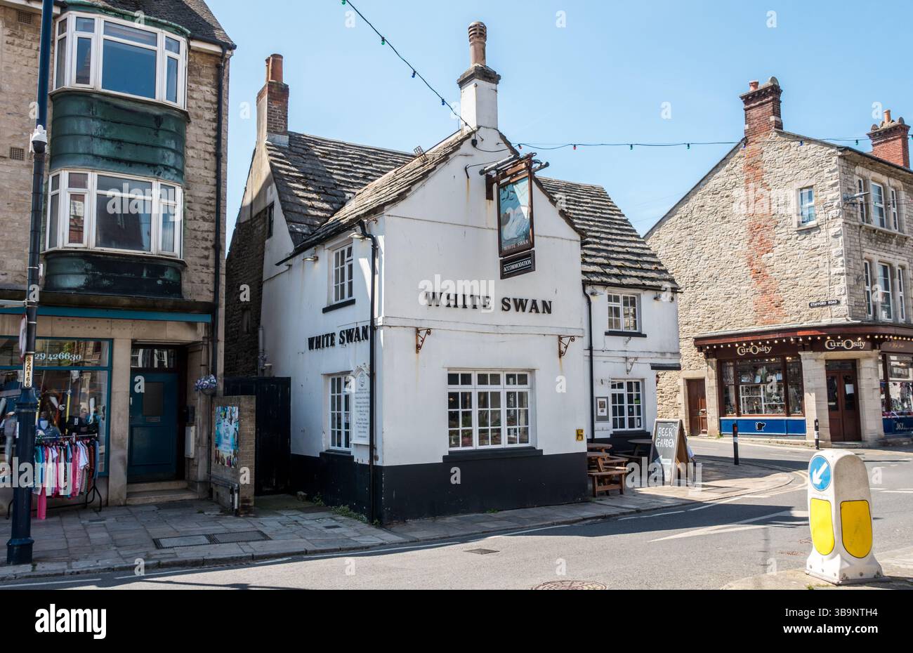Pub sign swan inn pub hi-res stock photography and images - Alamy