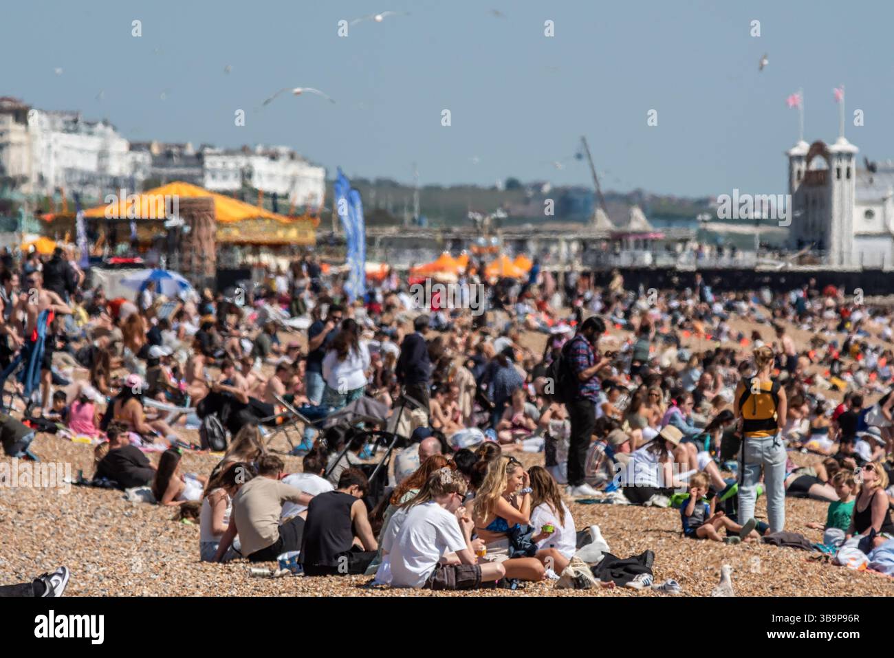 Brighton, May 10th 2025: Crowds enjoying the fabulous summer weather on ...
