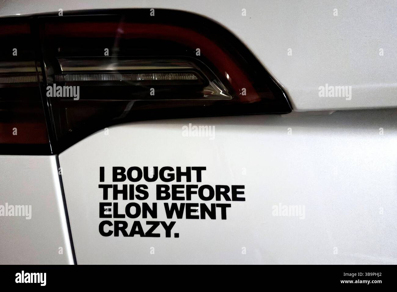 Tesla Aufkleber 'Ich Habe Es Gekauft, Bevor Er Verrückt Wurde' - 18x6,6 Cm Auto-Sticker Für Heckscheibe & Mehr