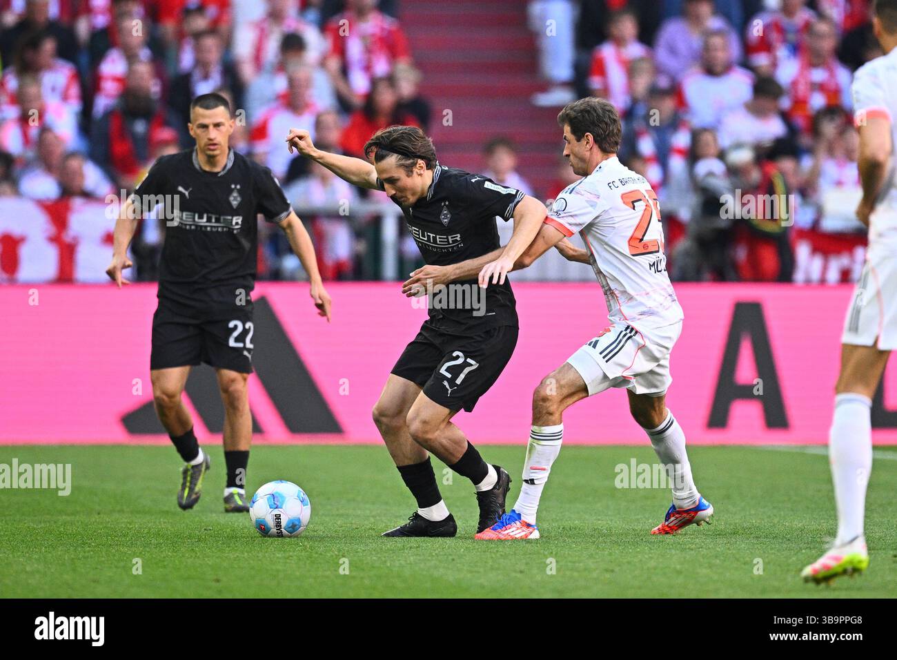 Munich, Germany. 10th May, 2025. Soccer: Bundesliga, Bayern Munich - Borussia Mönchengladbach, Matchday 33, Allianz Arena. Munich's Thomas Müller (r) and Mönchengladbach's Rocco Reitz fight for the ball. Credit: Tom Weller/dpa/Alamy Live News Stock Photo