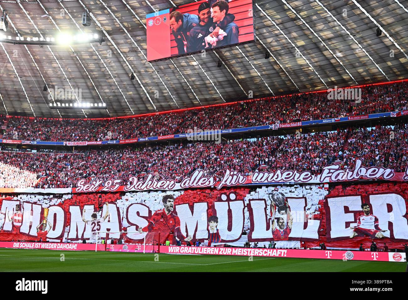 Munich, Germany. 10th May, 2025. Soccer: Bundesliga, Bayern Munich - Borussia Mönchengladbach, Matchday 33, Allianz Arena. Munich's Thomas Müller (r) and Mönchengladbach's Rocco Reitz fight for the ball. IMPORTANT NOTE: In accordance with the regulations of the DFL German Football League and the DFB German Football Association, it is prohibited to use or have used photographs taken in the stadium and/or of the match in the form of sequential images and/or video-like photo series. Credit: Tom Weller/dpa/Alamy Live News Stock Photo