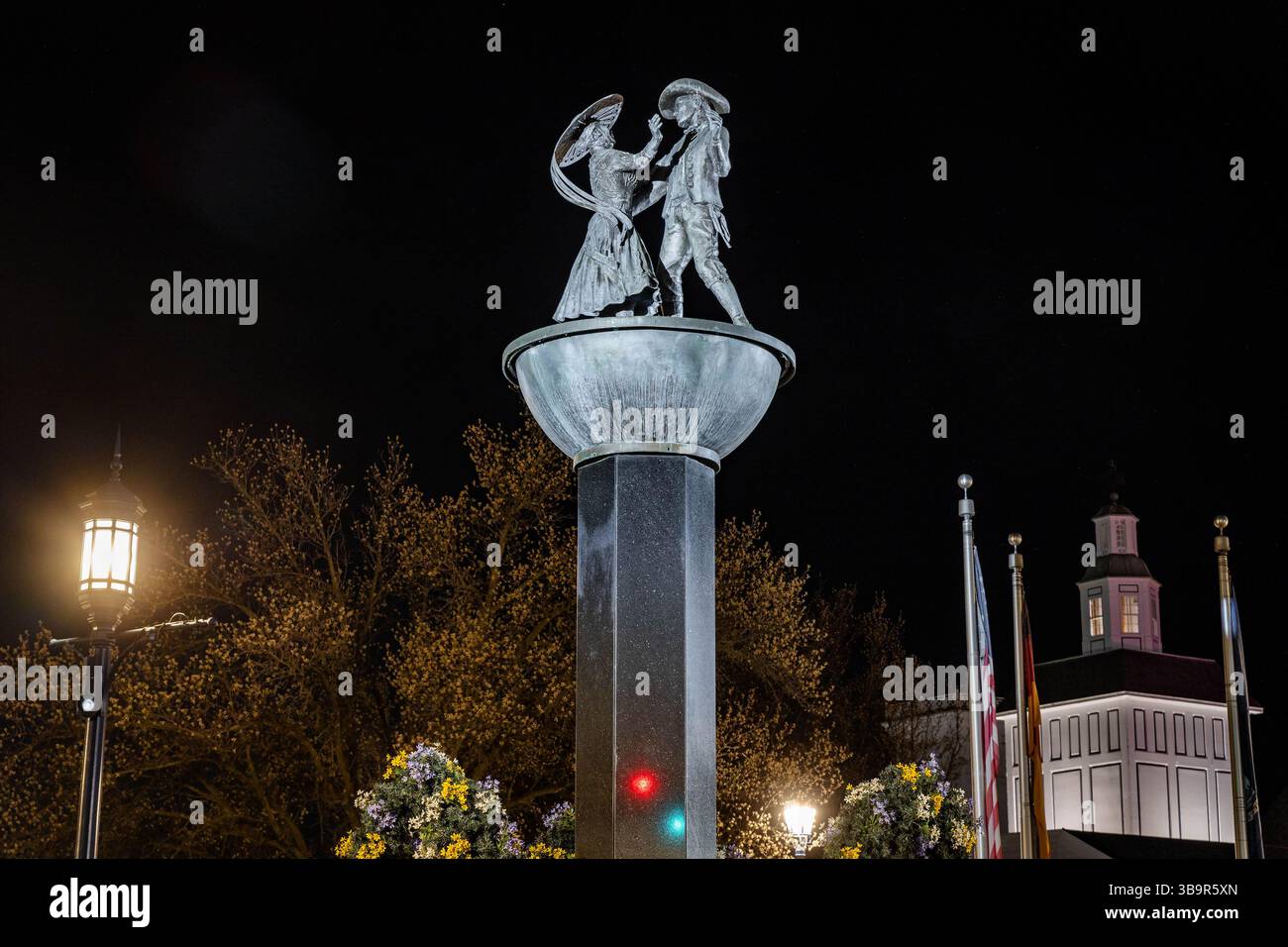 Photo of a Bavarian-style couples sculpture monument in Frankenmuth ...