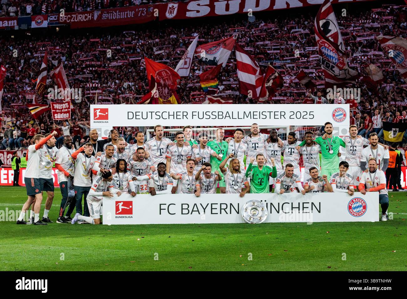 Deutscher Meister 2024 25 FC Bayern M nchen Siegerfoto Mit Schale 
