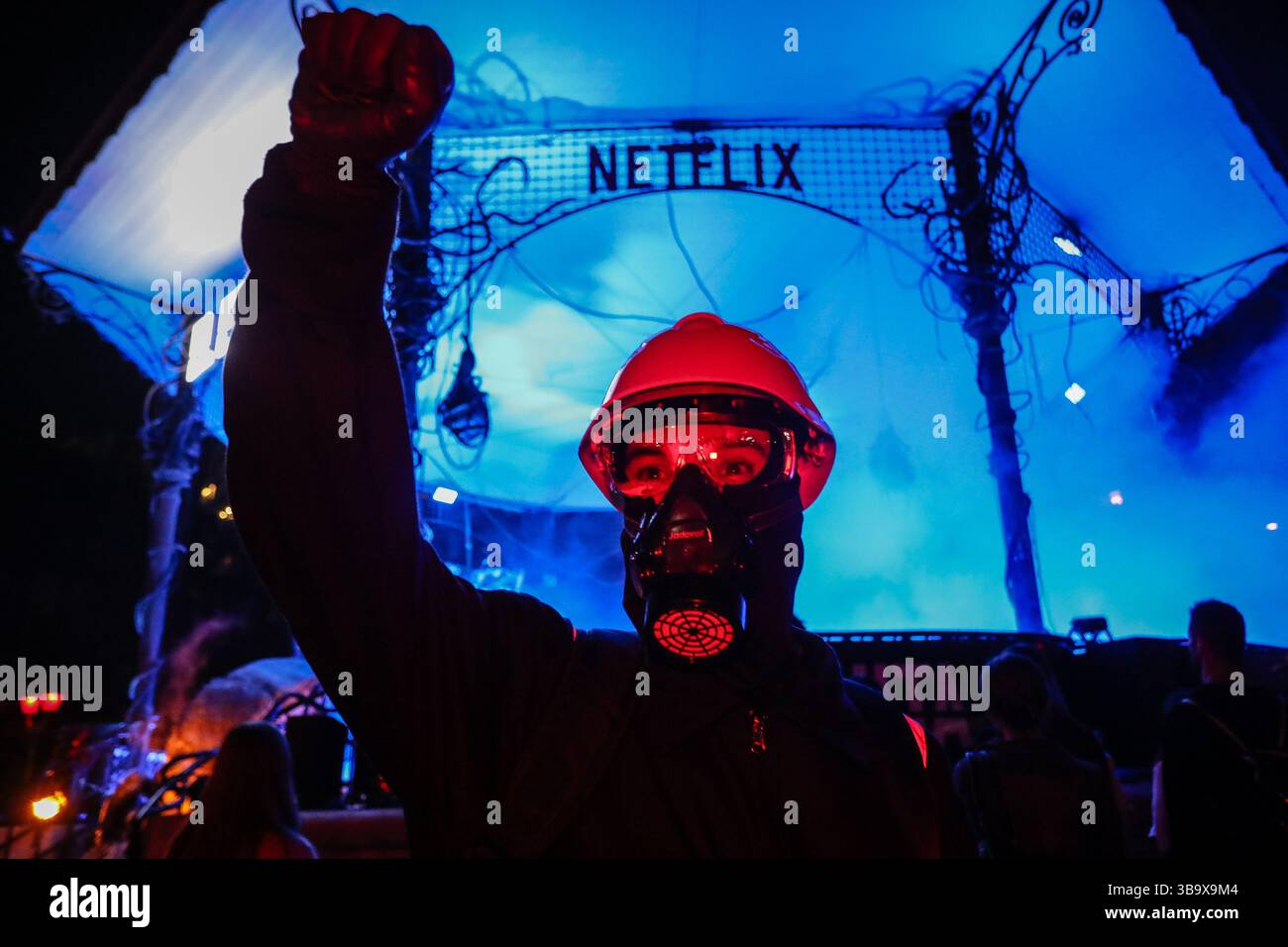 Buenos Aires, Argentina. 10th May, 2025. A cosplayer seen during the recreation of the final scene of the serie The Eternauta. Netflix held an event at the Barrancas de Belgrano roundabout, the location of the final scene of the first season, to celebrate the success of the streaming platform's series based on the comic book by Héctor Germán Oesterheld. Credit: SOPA Images Limited/Alamy Live News Stock Photo