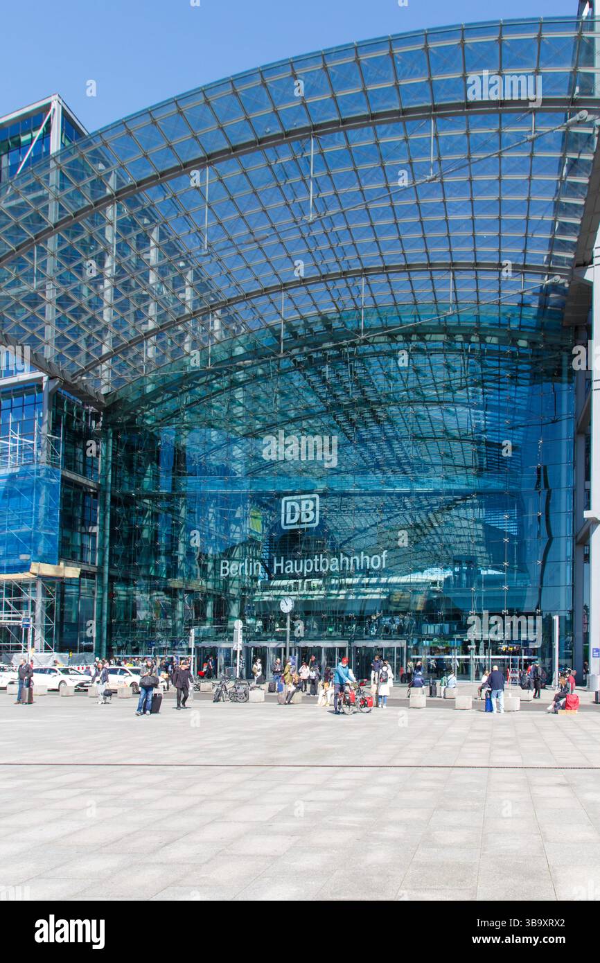 Entrance hauptbahnhof berlin hi-res stock photography and images - Alamy