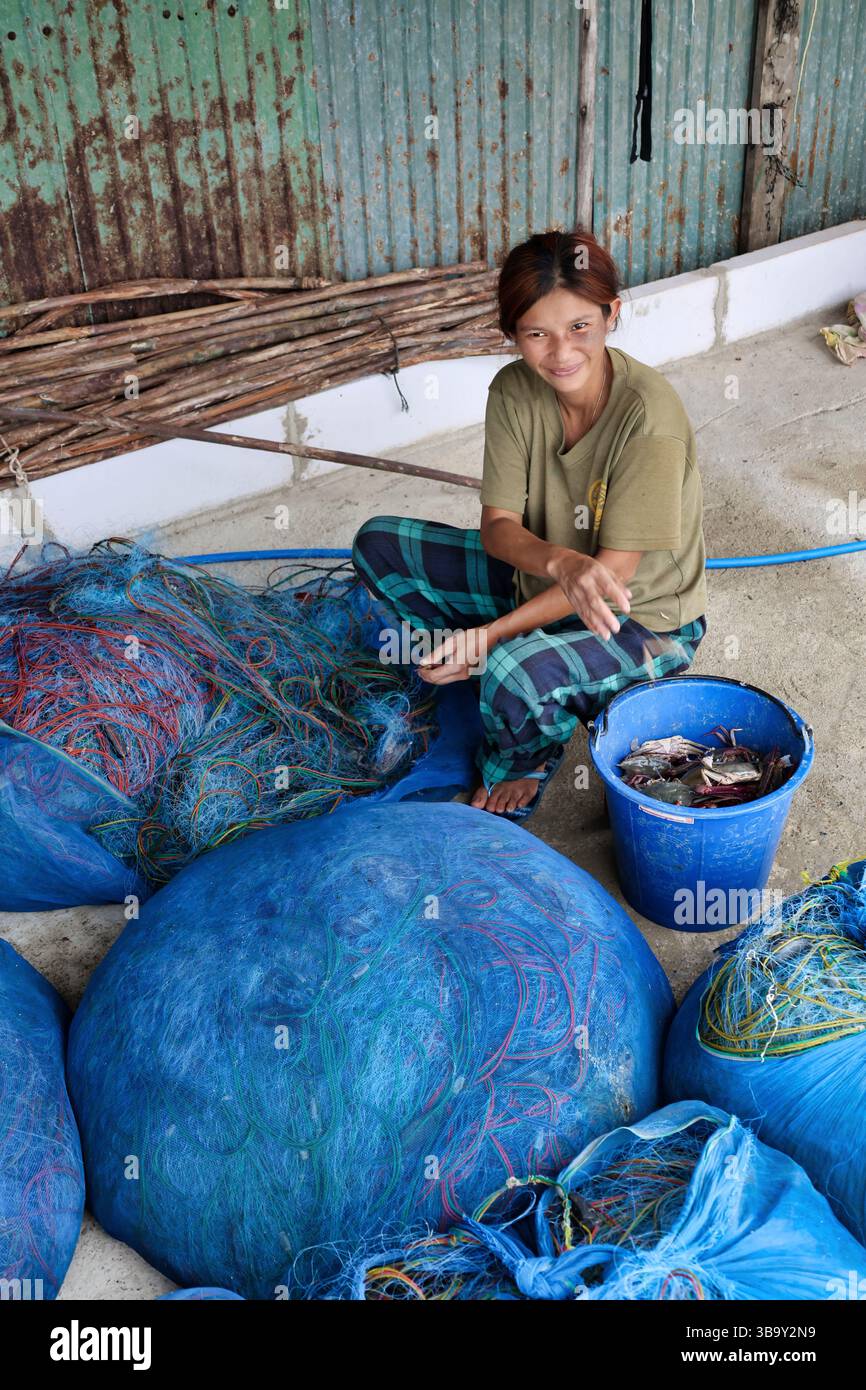 asian lady net fishing Asian woman fishing hi-res stock photography and images