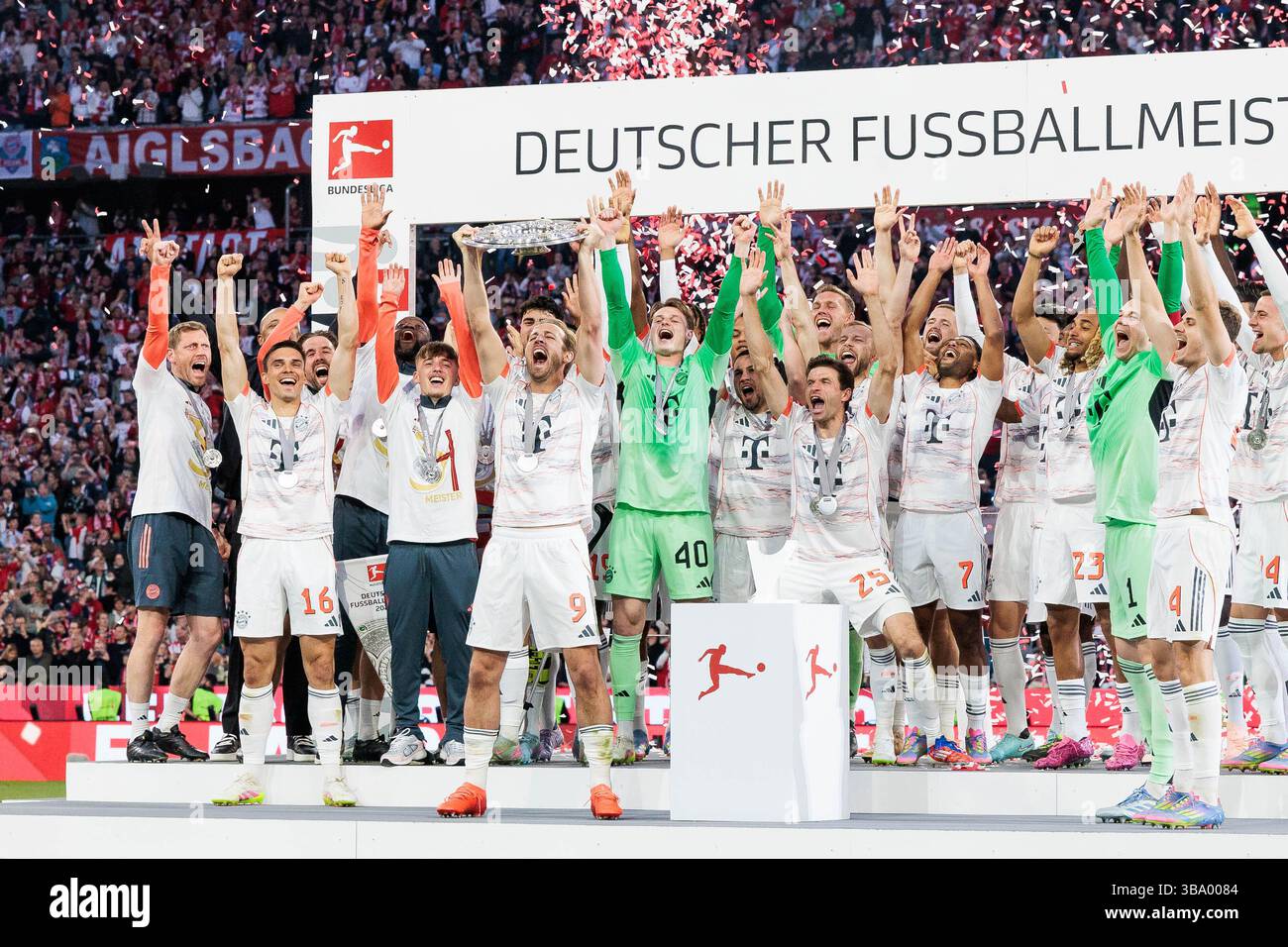 harry-kane-fc-bayern-m-nchen-9-h-lt-die-schale-hoch-deutscher