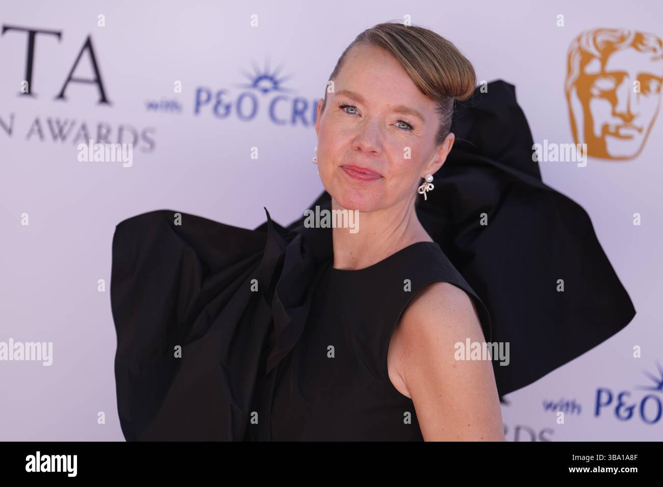 anna-maxwell-martin-attending-the-2025-bafta-television-awards-with-p-o