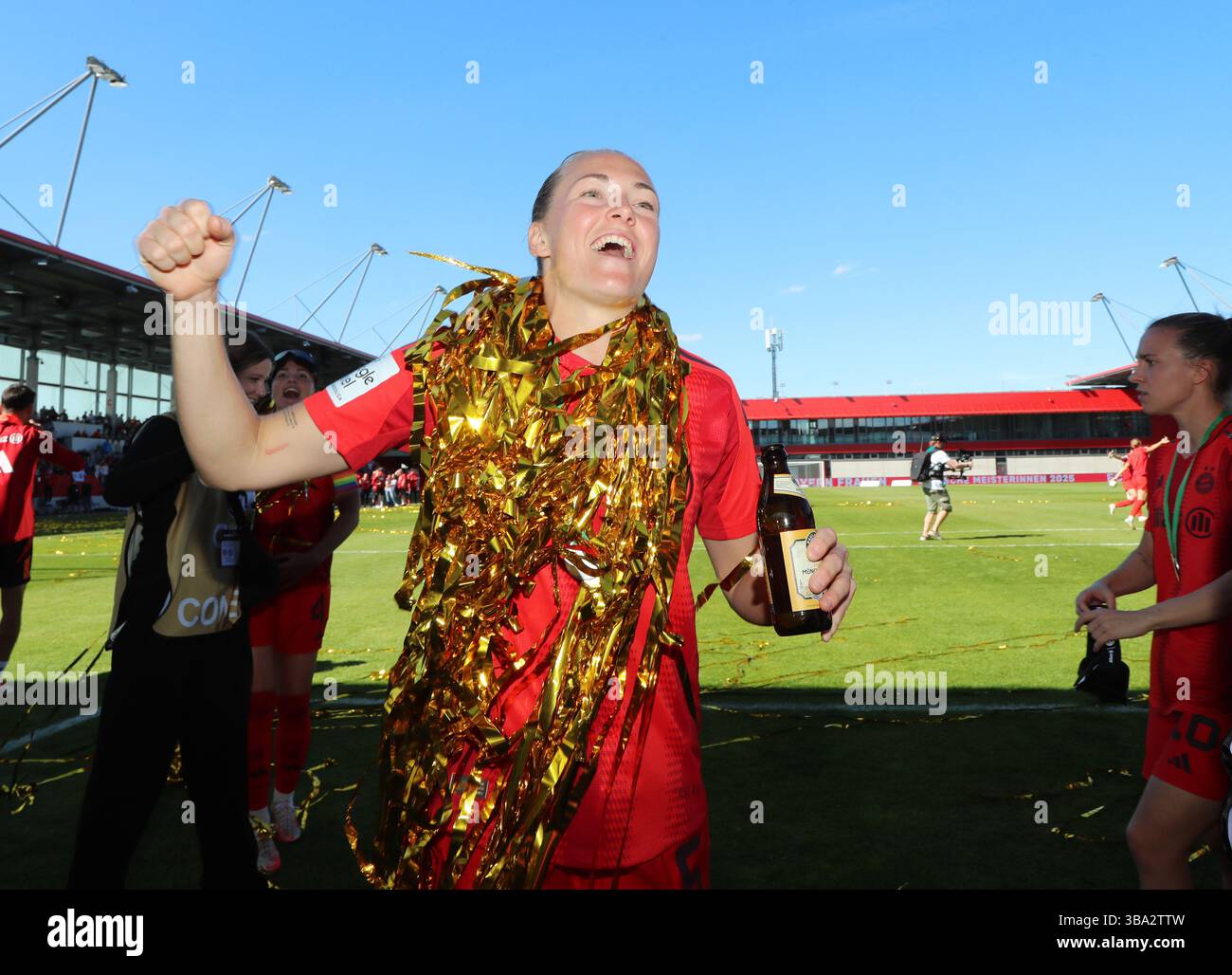 Frauen bier hi-res stock photography and images - Alamy