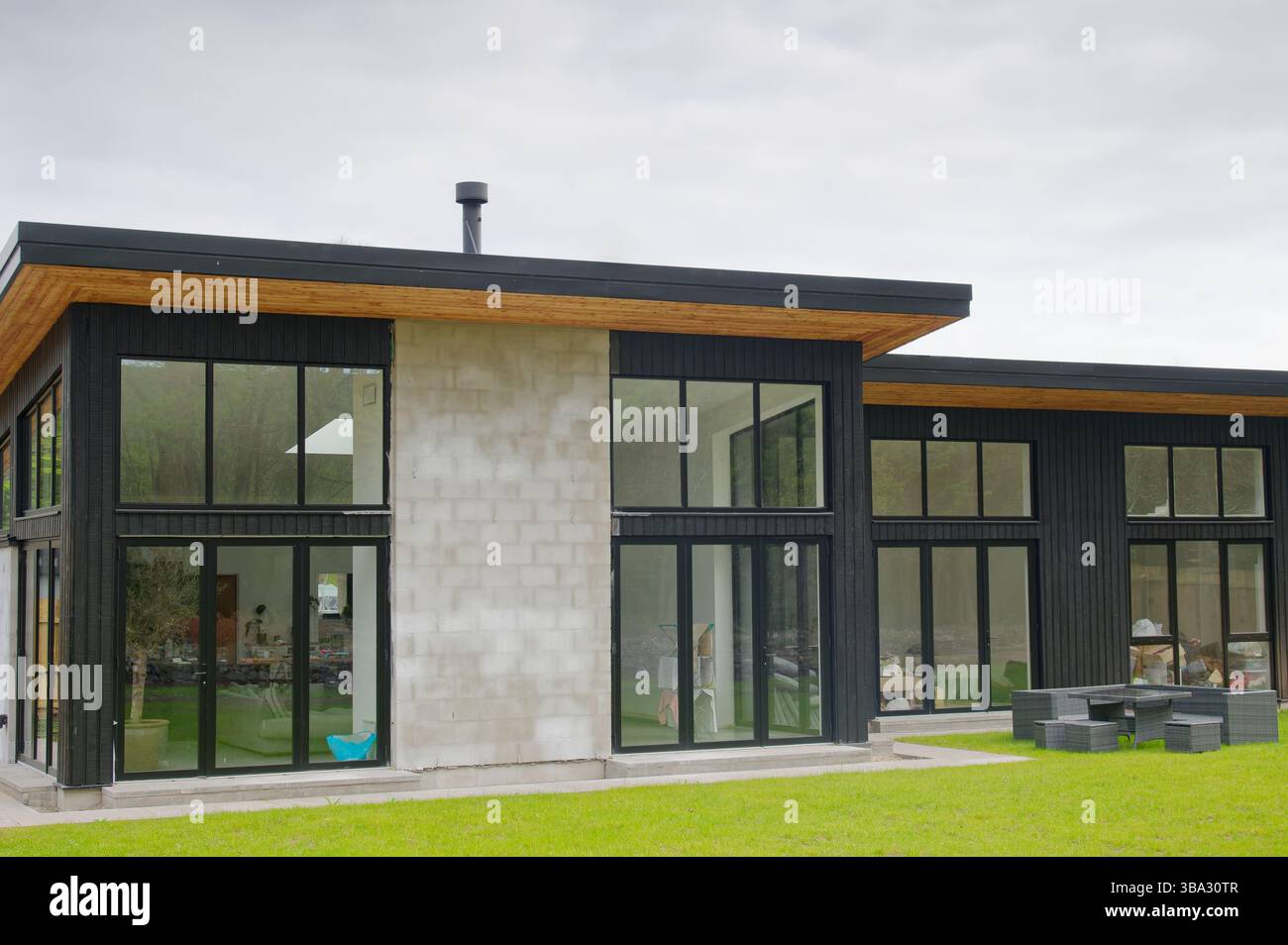 Modern luxury home built with eco-friendly sustainable materials Stock ...