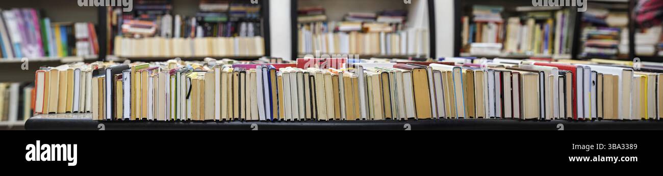 Reihe von vielen alten gebrauchten Buechern in der lokalen Antiquariat Buchhandlung angezeigt, breite Foto Fokus auf der rechten Seite Stock Photo