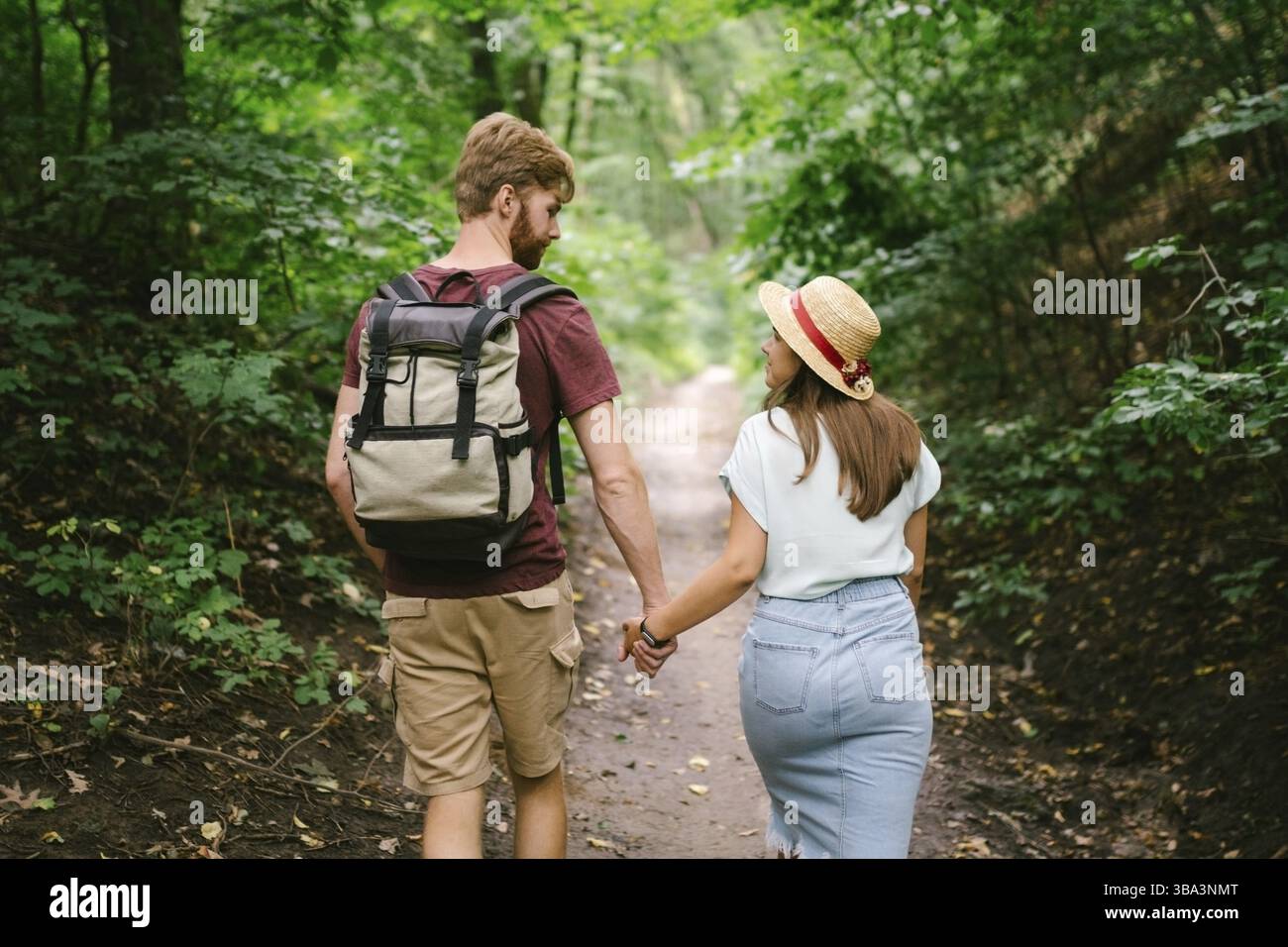 2 people walking back view hi-res stock photography and images - Alamy