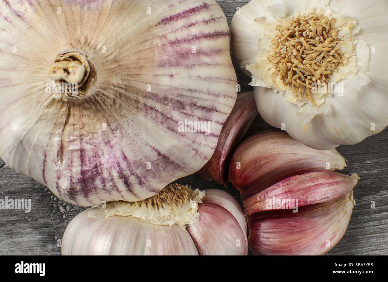 Detail top view on garlic bulb and cloves on gray wood table Stock ...