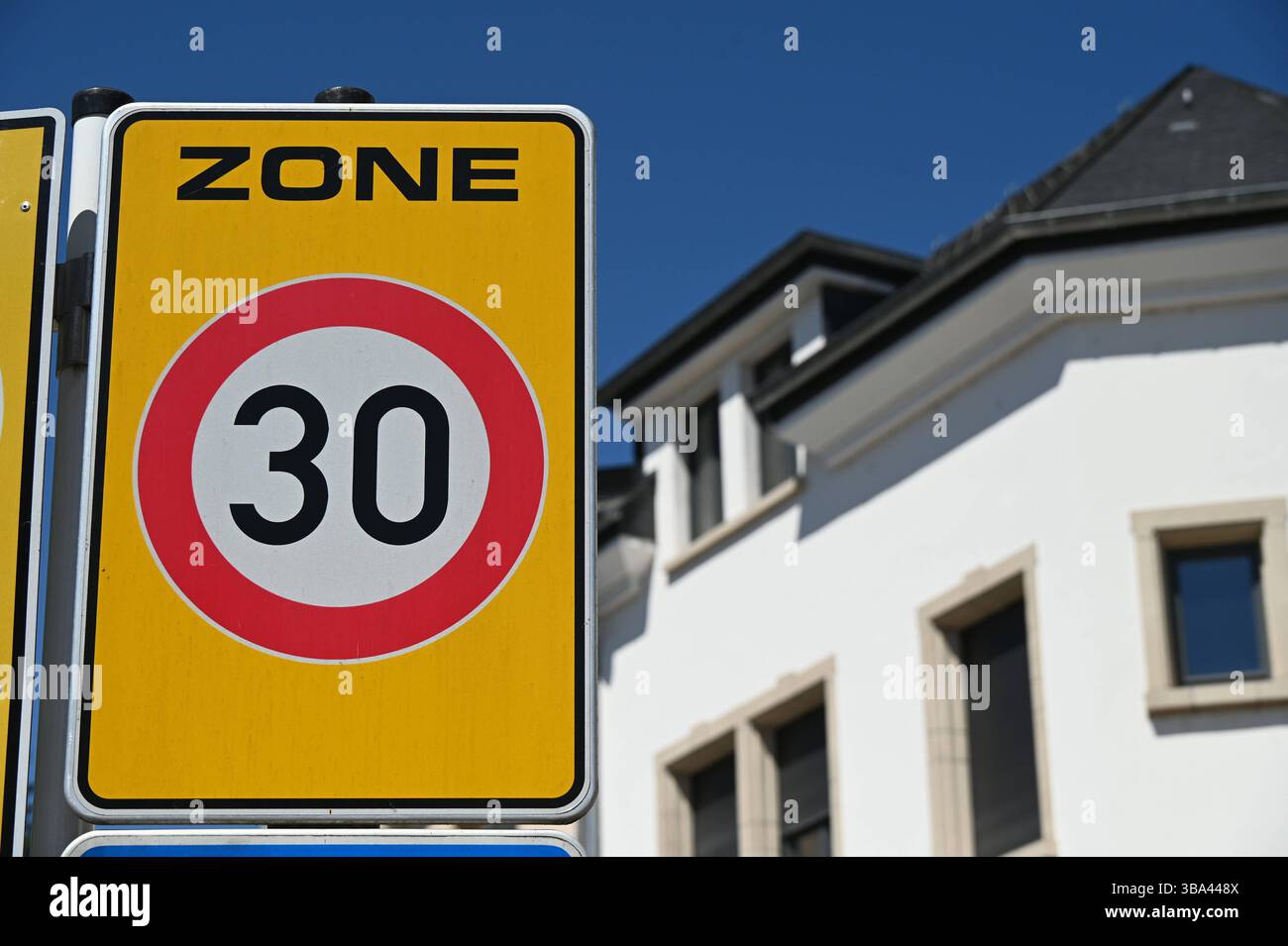 Verkehrszeichen Beginn der Tempo 30 Zone. Hier gilt eine zulässige ...