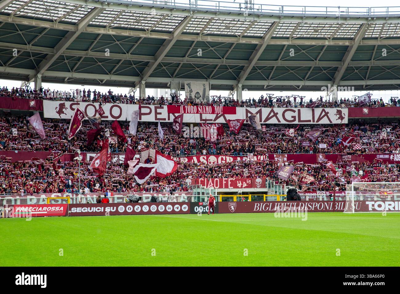 Vincenzo Montella , Fiorentina Coach, before the Match Editorial Image -  Image of action, italy: 186546760, image size:1300x956