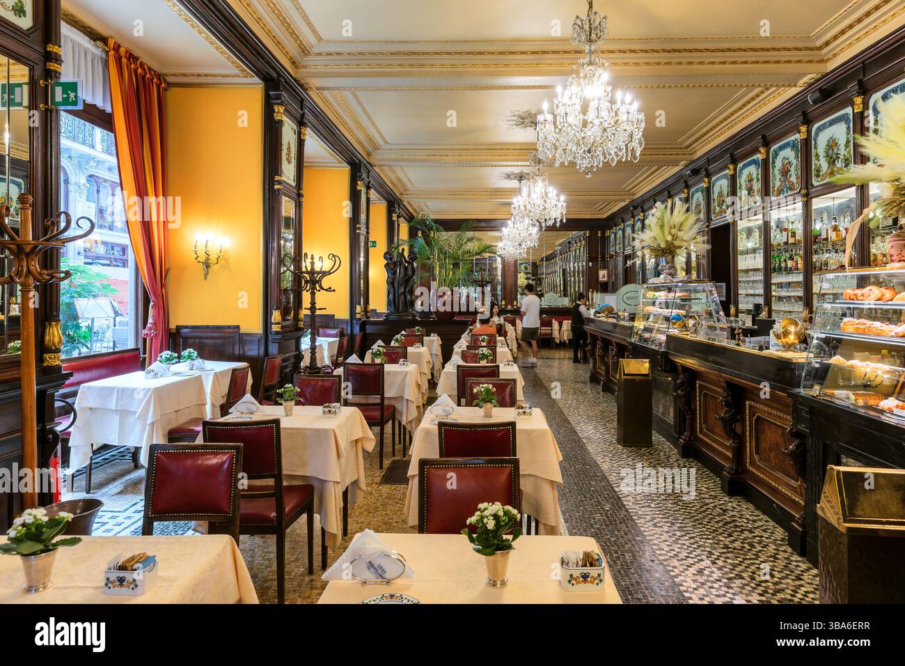 Italian restaurant interior italy hi-res stock photography and images ...