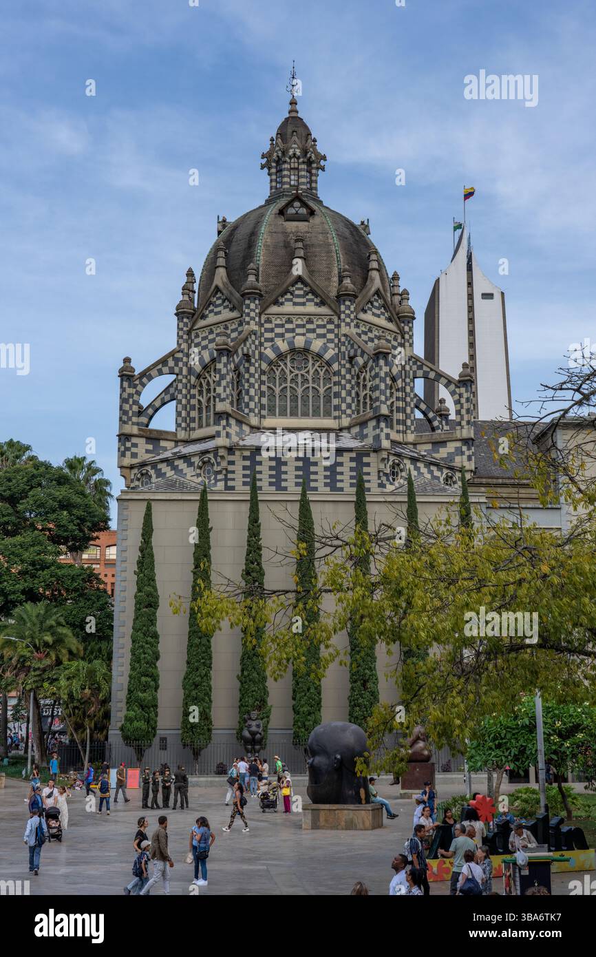 the-botero-plaza-and-rafael-uribe-uribe-palace-of-culture-in-medellin