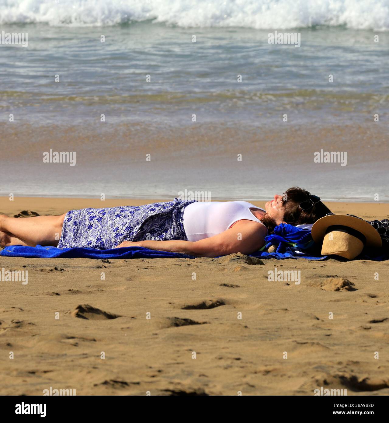 Woman fully clothed hi-res stock photography and images - Alamy Woman fully clothed hi-res stock photography and images - Alamy