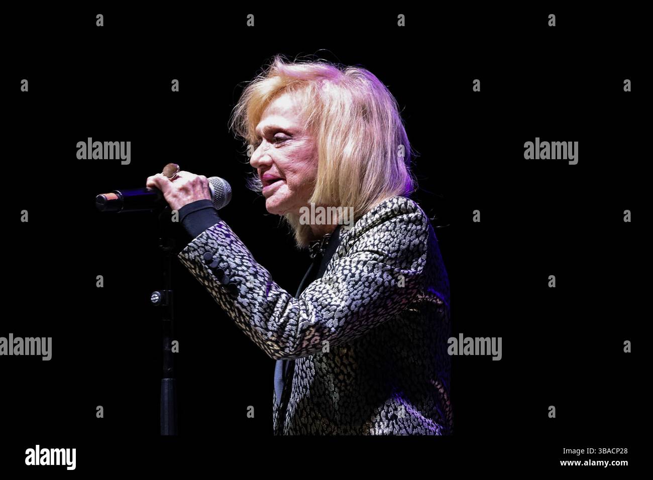The italian singer RITA PAVONE during the concert in Turin during the ...