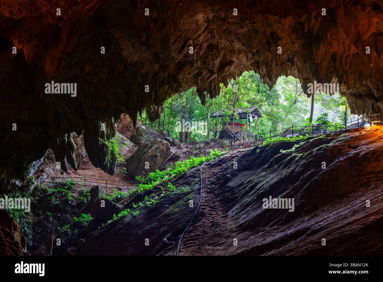 tham-luang-cave-the-cave-famous-for-the-incident-that-occurred-on-june